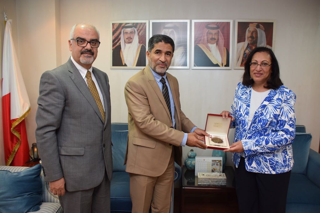 وزيرة الصحة "الصالح" تثمن زيارة المدير الإقليمي لمنظمة الصحة العالمية لإقليم شرق المتوسط .. وتؤكد على اهمية تبادل الزيارات بين الجانبين في سبيل تطوير النظام الصحي بالبحرين والإستفادة من الخبرات العالمية  ..