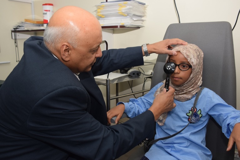 خلال زيارته لدائرة العيون بالسلمانية الدكتور مصطفى كامل يُعاين 34 حالة ويجري 16 عملية جراحية