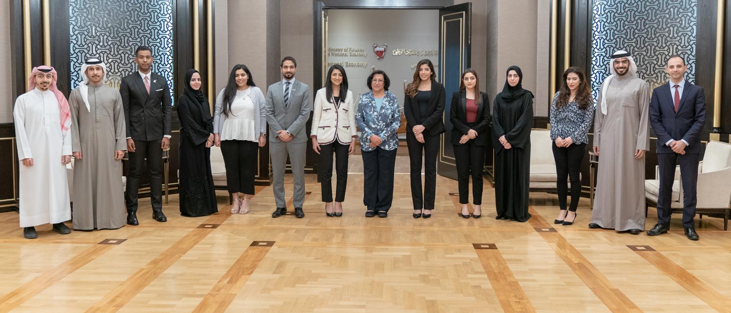 وزيرة الصحة "الصالح" تلتقي بالدفعة الرابعة من برنامج النائب الأول لتنمية الكوادر الوطنية .. وتؤكد على أهمية البرنامج في تنمية القدرات المهنية لرفع جودة وكفاءة العمل ..