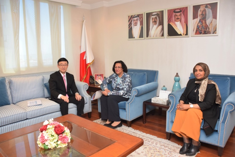 وزيرة الصحة تستقبل السفير الياباني لدى مملكة البحرين