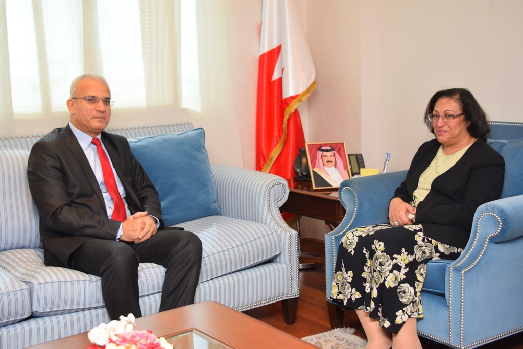 بحثا عددا من القضايا الصحية ذات الاهتمام المشترك - سعادة وزيرة الصحة تستقبل السفير التونسي لدى مملكة البحرين