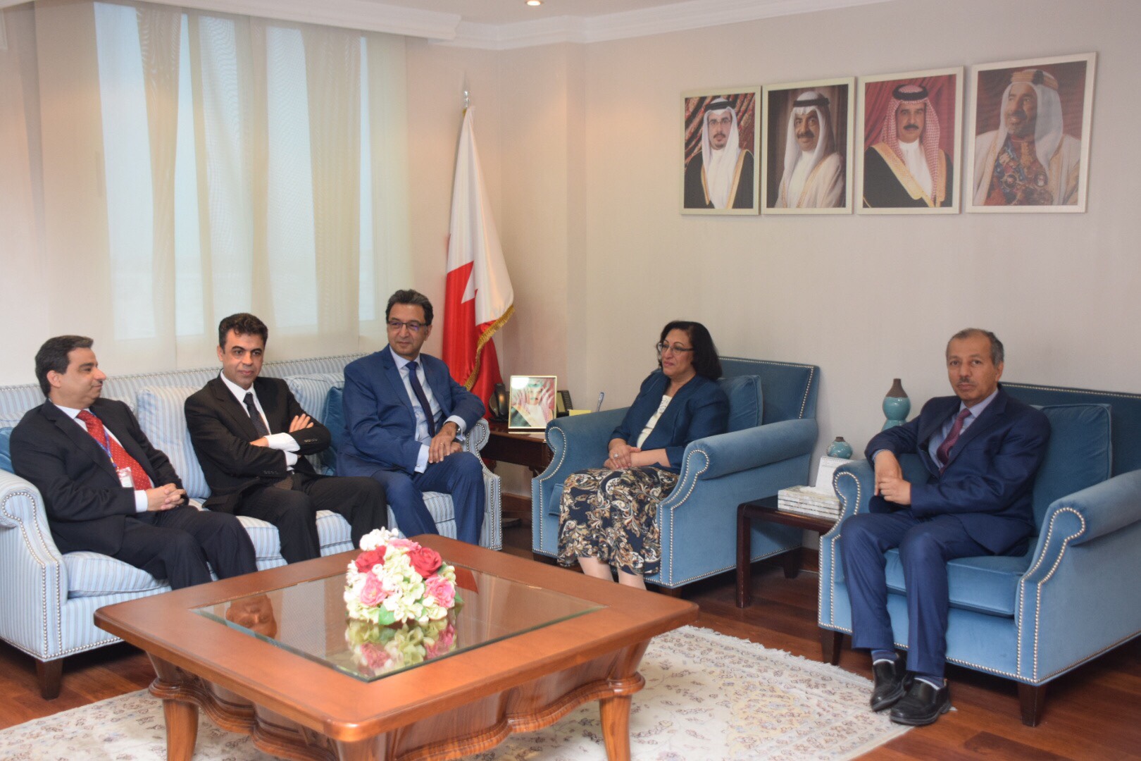 سعادة وزيرة الصحة تجتمع مع الأطباء الزائرين والفرق الطبية البحرينية وتشيد بنجاح البرنامج في علاج العديد من الحالات الدقيقة بالمملكة