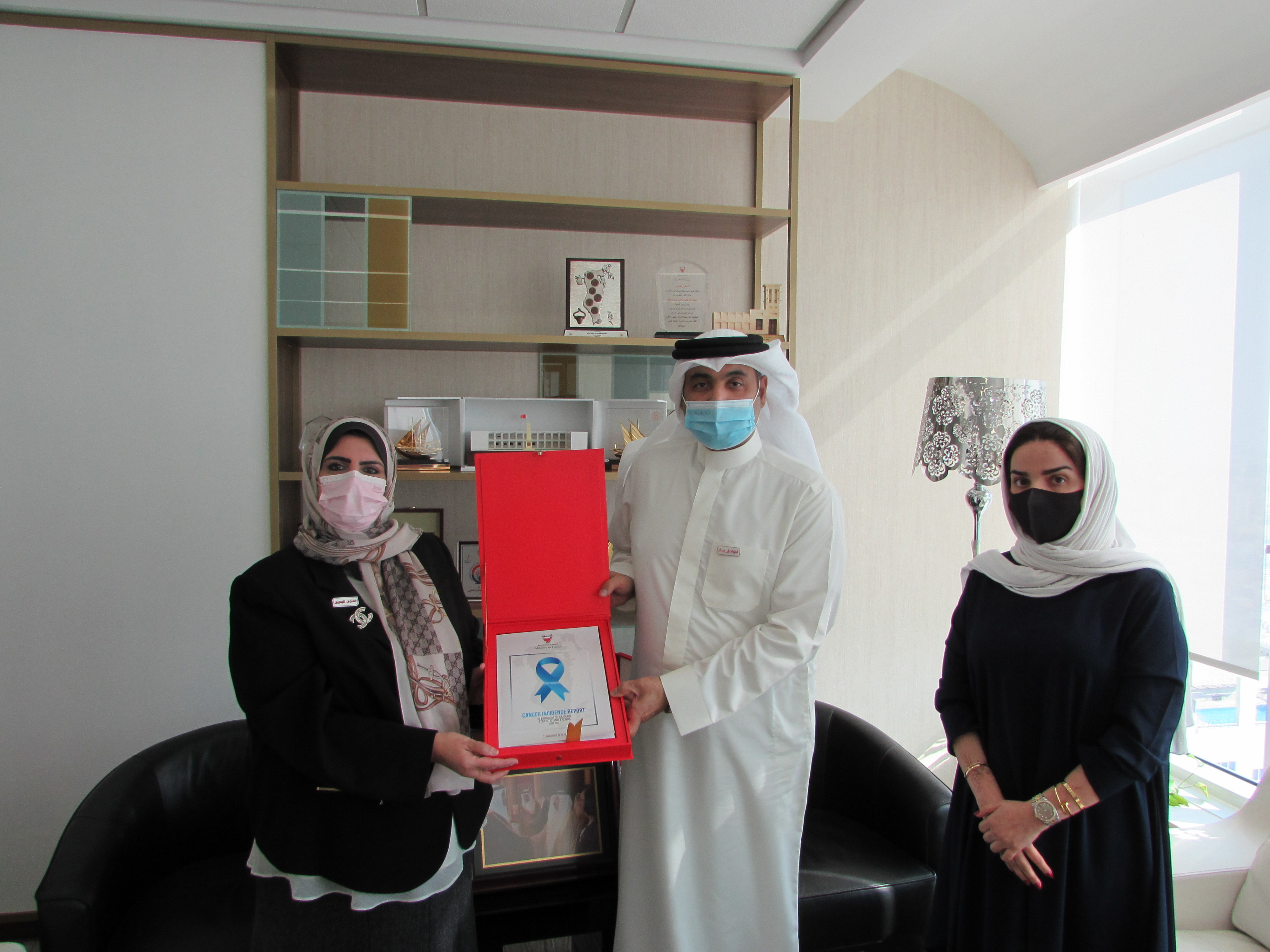 وكيل الصحة يتسلم نسخة من  التقرير المعد من جانب مكتب المراجعة الطبية حول معدلات الإصابة بالسرطان في مملكة البحرين