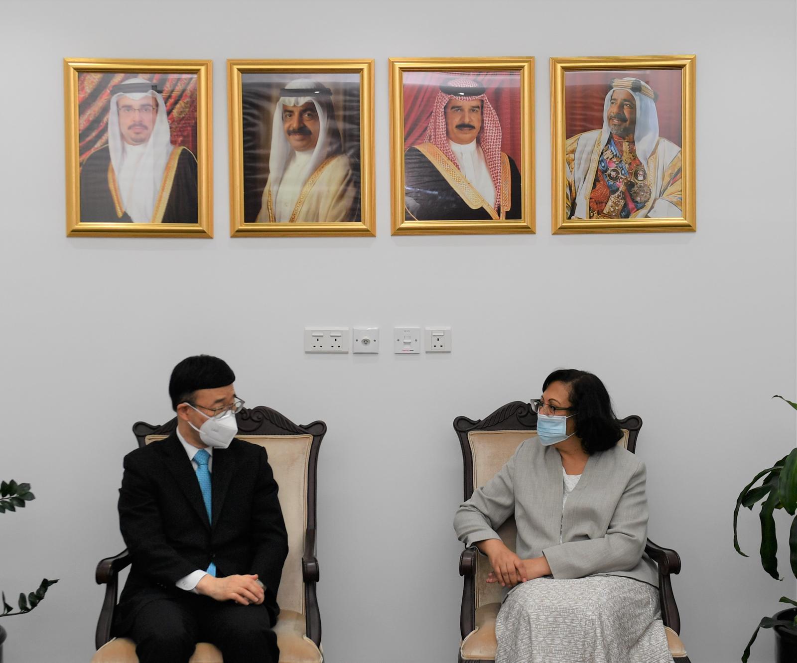 وزيرة الصحة تستقبل سفير اليابان لدى مملكة البحرين وذلك بمناسبة انتهاء فترة عمله الدبلوماسي