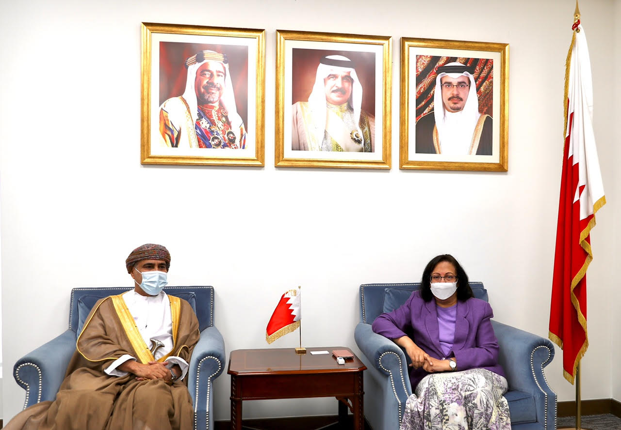 سعادة وزيرة الصحة تستقبل السفير العماني لدى مملكة البحرين بمناسبة إنتهاء فترة عمله