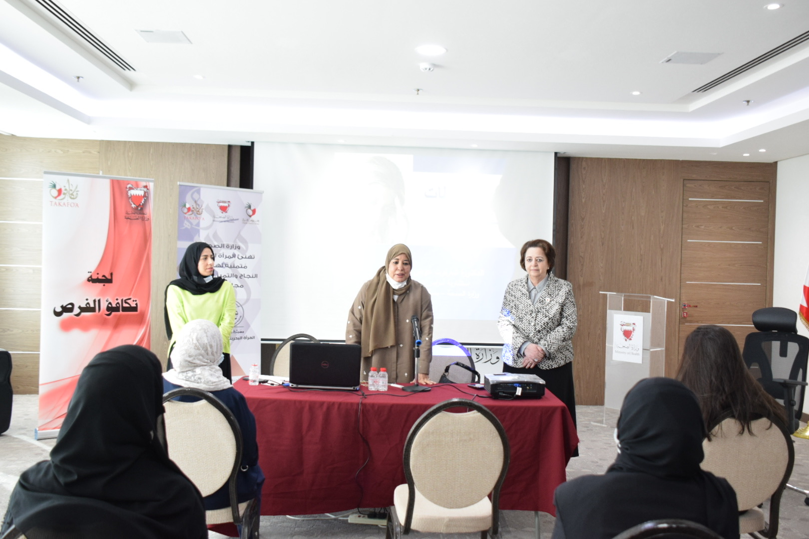 في إطار فعاليات الاحتفال بيوم المرأة البحرينية لجنة تكافؤ الفرص بوزارة الصحة تنظم عدداً من المحاضرات حول تعزيز الصحة الجسدية والنفسية للمرأة العاملة وتنمية المهارات الأساسي
