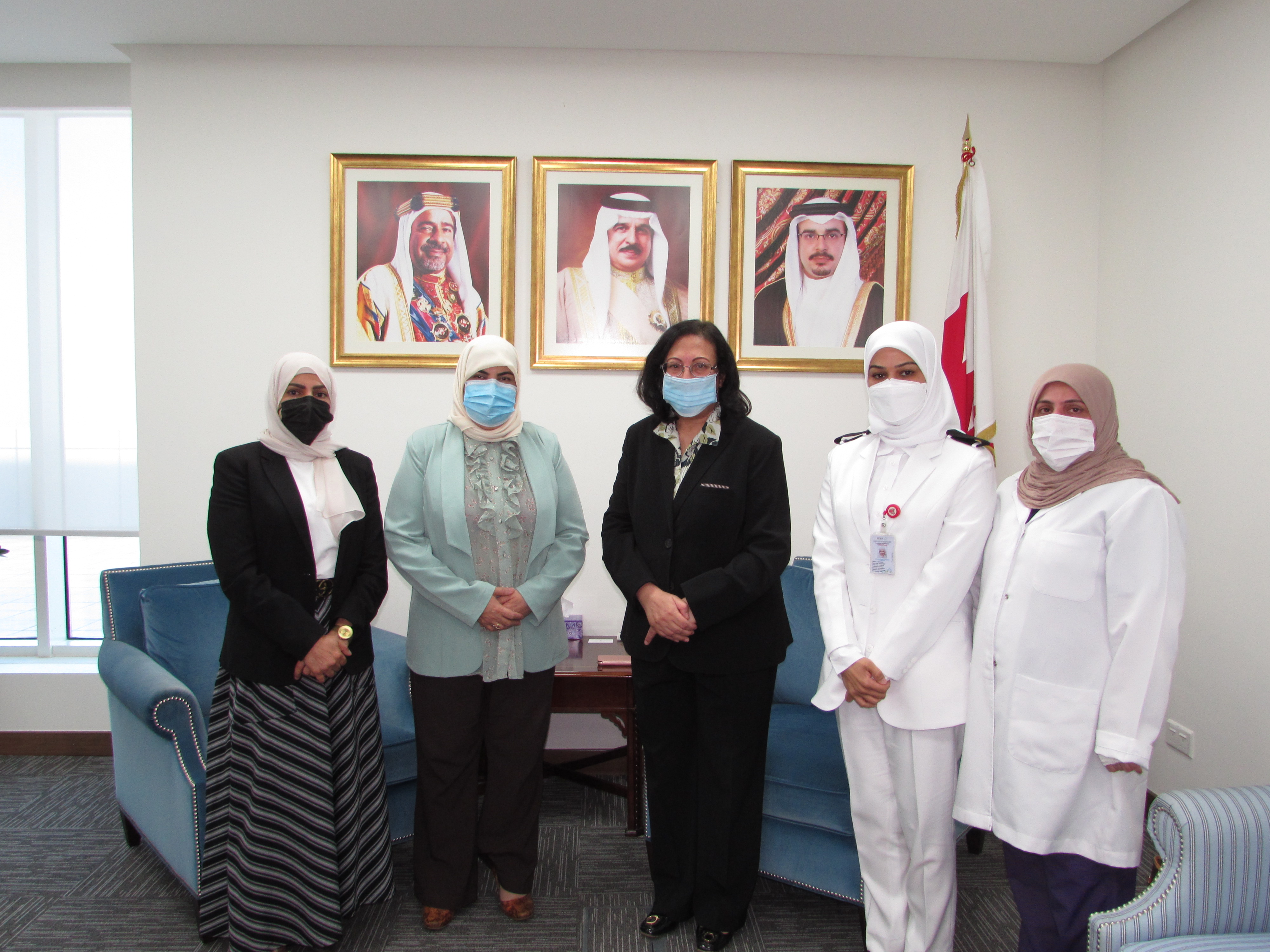 أشادت بجهود التمريض في دعم الخدمات الصحية والإرتقاء بكفاءة المنظومة الصحية  - سعادة وزيرة الصحة تستقبل وفداً من جمعية التمريض البحرينية