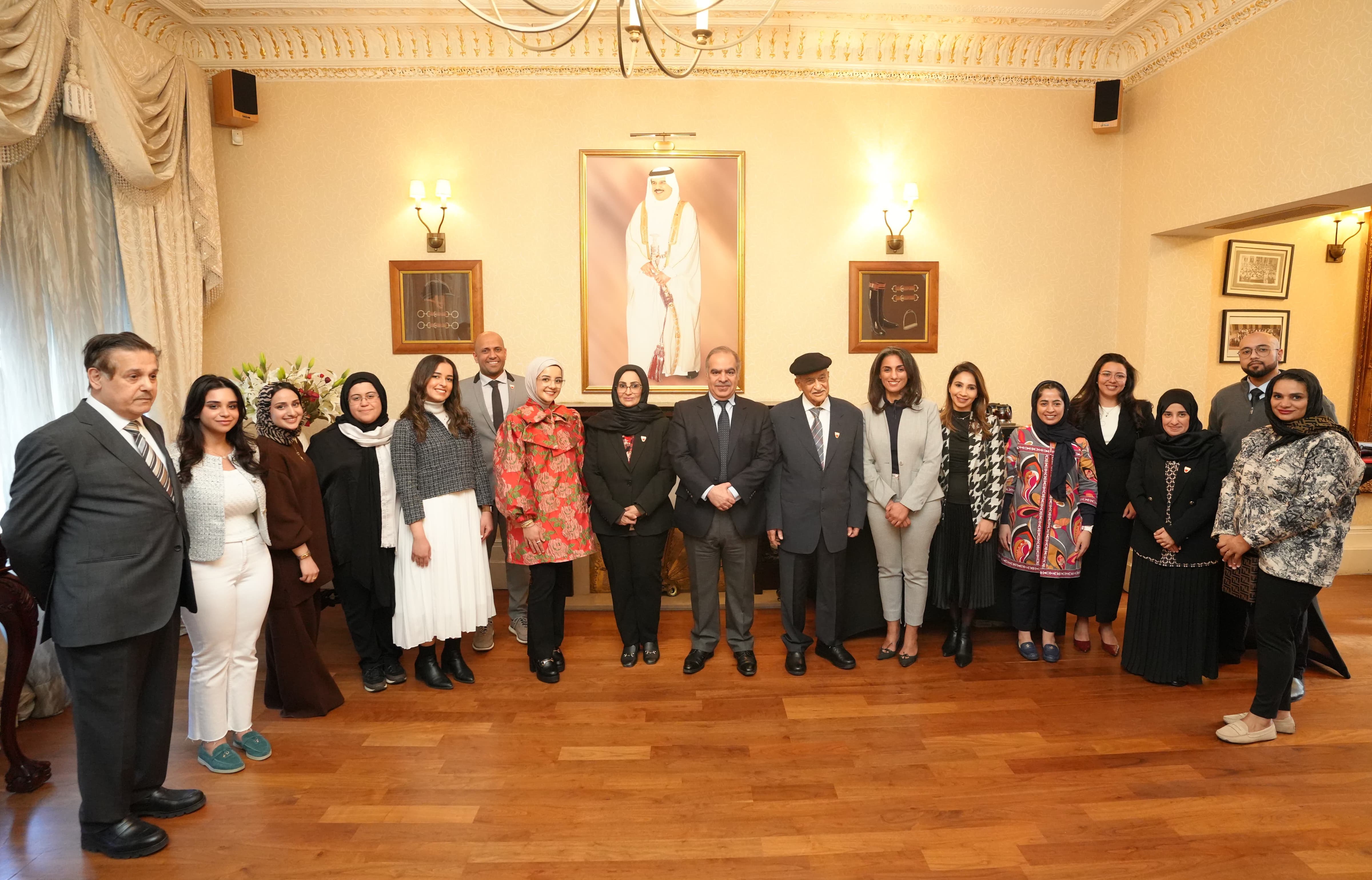 خلال زيارته إلى المملكة المتحدة - معالي رئيس المجلس الأعلى للصحة يلتقي بعدد من الأطباء البحرينيين المتدربين بالمستشفيات البريطانية