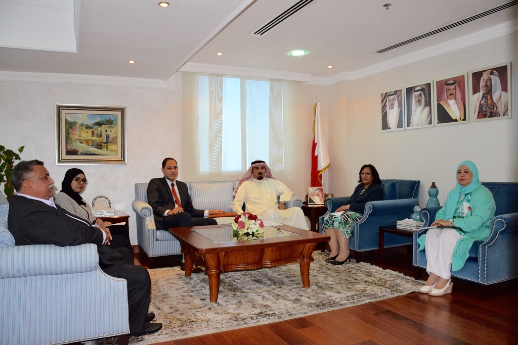 Minister of Health receives a delegation of Bahrain customer protection society