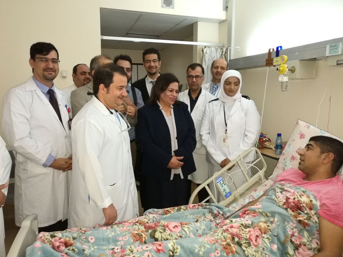 بناء على توجيهات سمو رئيس الوزراء للارتقاء بالخدمات الصحية المقدمة والمتابعة الحثيثة للمرضى ..  وكيل وزارة الصحة "بوعنق" تزور المريضين اللذين أجريت لهما عملية نقل وزراعة الكلى بالسلمانية ..