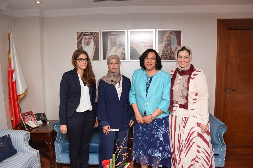 سعادة وزيرة الصحة تتسلم نسخة من رسائل الماجستير لثلاث موظفات بوزارة الصحة