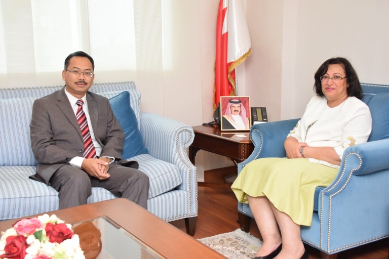 وزيرة الصحة تبحث والسفير الماليزي أوجه التعاون الصحي بين البلدين