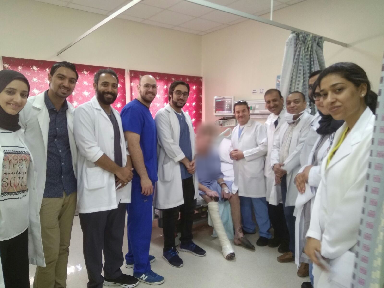 السلمانية" يُعالج مريض أوربي في العقد الرابع من العمر تعرض لنوبة مرضية حادة في مطار البحرين الدولي .. تقنيات متقدمة وخدمات تشخيصية وعلاجية تُدار بكوادر وخبرات بحرينية...