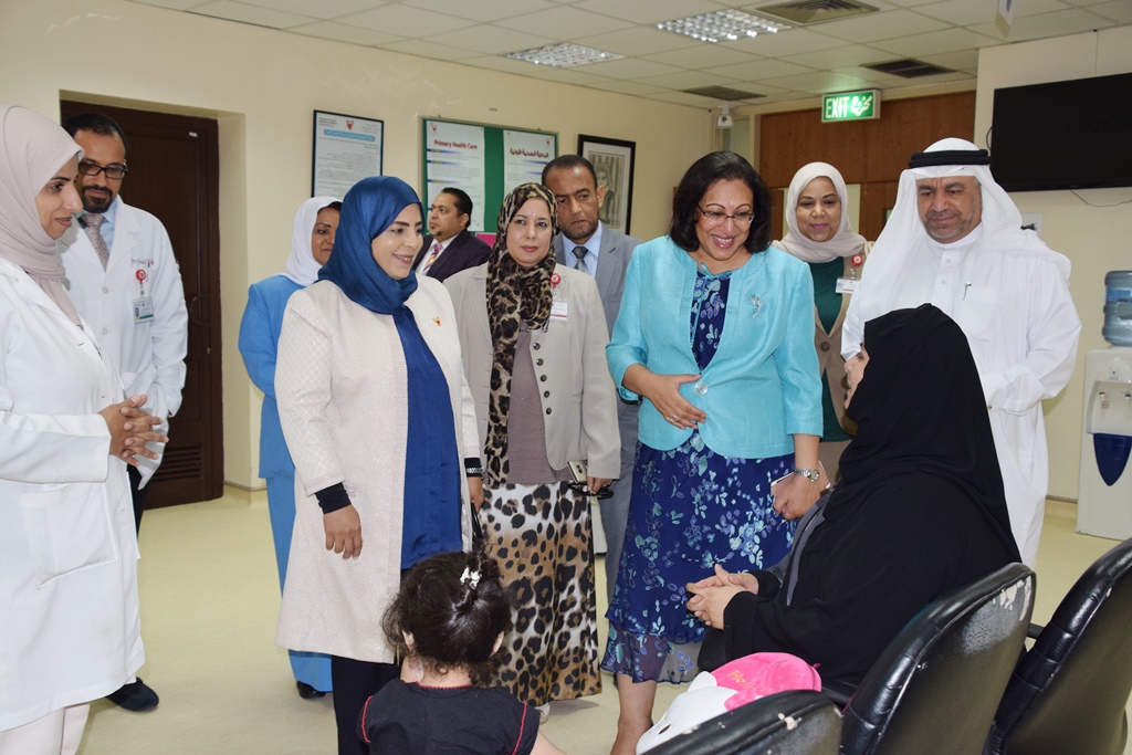 تنفيذاً للتوجيهات السديدة لسمو رئيس الوزراء حفظه الله ورعاه  سعادة وزيرة الصحة تقوم بزيارة لمركز الكويت الصحي لتفقد إحتياجات المواطنين ومستوى كفاءة الخدمات الصحية المقدمة