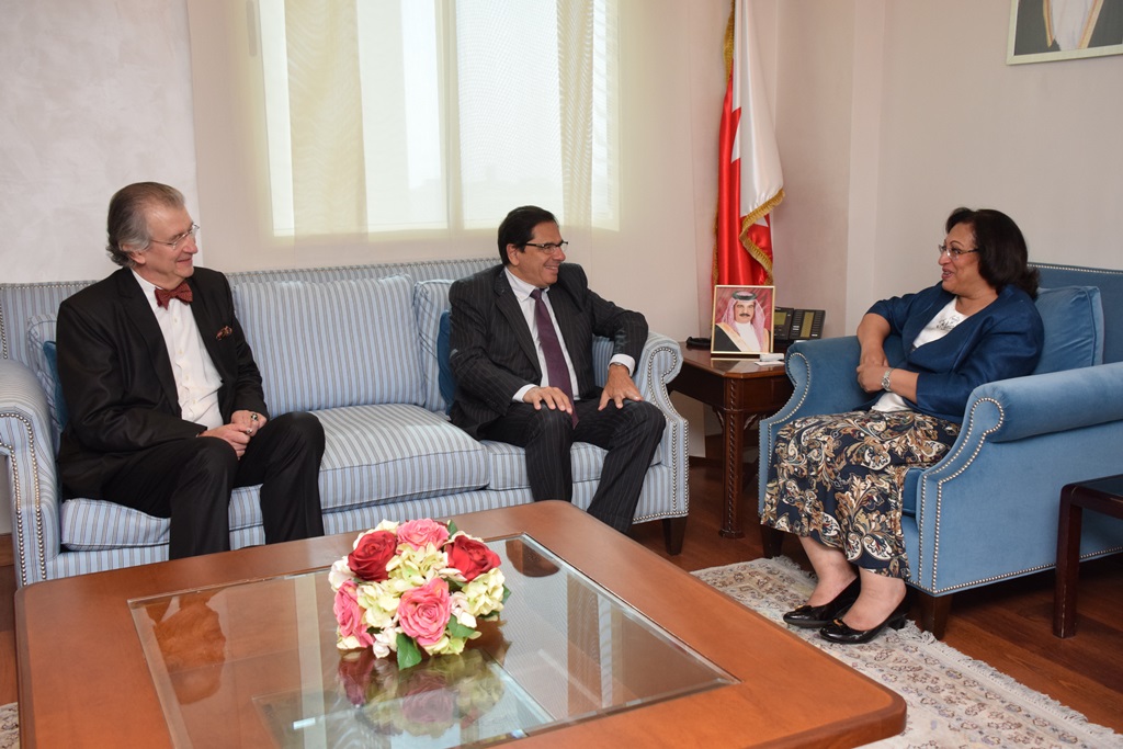  بحثا التعاون الصحي المشترك بين البلديين الصديقين - وزيرة الصحة تستقبل السفير الفرنسي بمناسبة انتهاء فترة عمله