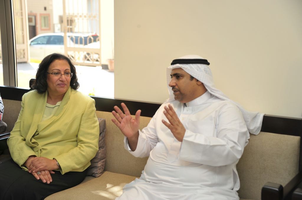 تنفيذاً لتوجيهات سمو رئيس الوزراء وتلبيةً لدعوة من النائب العسومي وزيرة الصحة تلتقي أهالي الحورة والقضيبية لتفقد احتياجاتهم الصحية