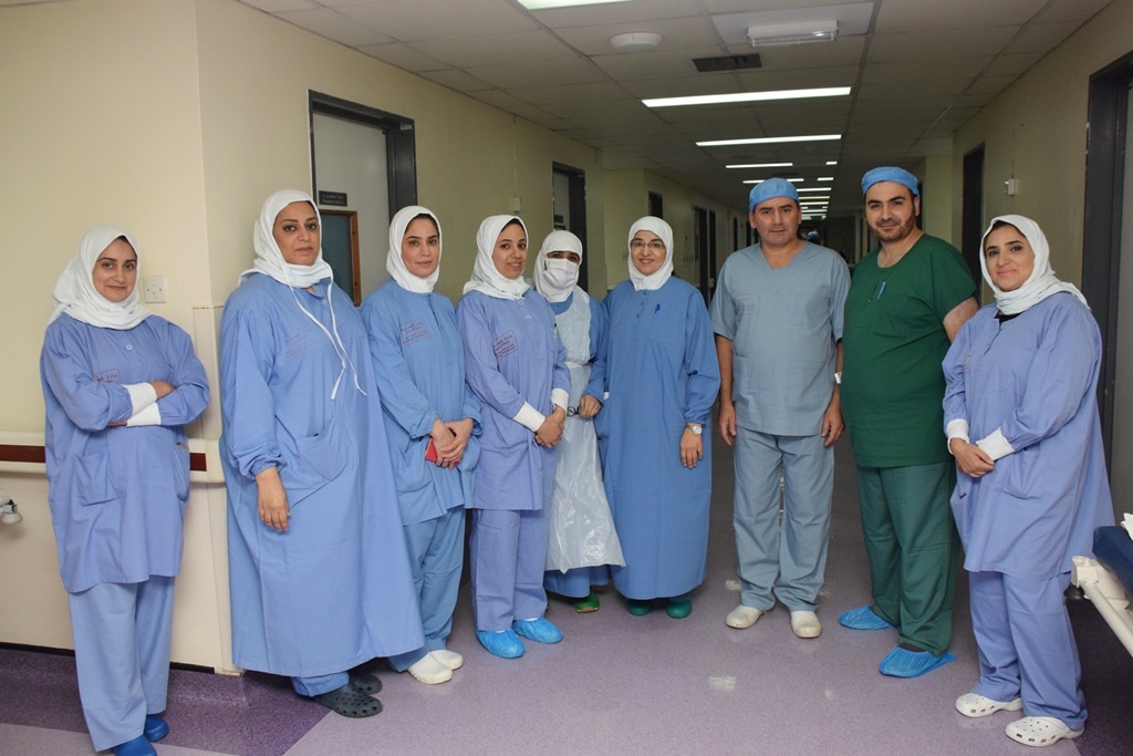 يجري 11 عملية جراحية لمريضات بالسلمانية .. البروفيسور البريطاني "مارتن فروجة" يدرب طبيبات القسم على أحدث طرق العلاج .. ويشيد بكفاءة الكوادر والتجهيزات الطبية بالبحرين ..