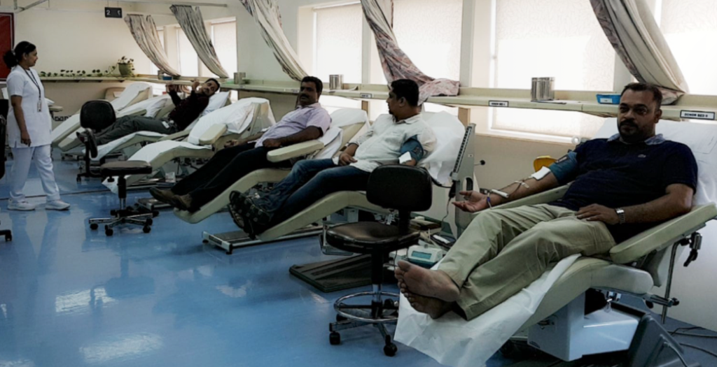 تحت شعار "مد يد العون لأولئك الذين في حاجة ماسة للدم" الجالية الهندية تتبرع بـ55 كيس دم لبنك الدم المركزي بوزارة الصحة