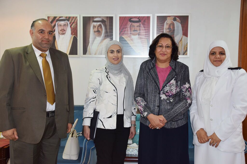  وزيرة الصحة تشيد بدور الكوارد الصحية في تطوير المخزون المعرفي والعلمي من خلال البحوث والدراسات ..  الوزيرة "الصالح" تستقبل فريق من وحدة العناية المركزة بالسلمانية .. وتتسلم نسخة من دراسة طبية عن ادخال مرضى السكلر للعناية القصوى ..