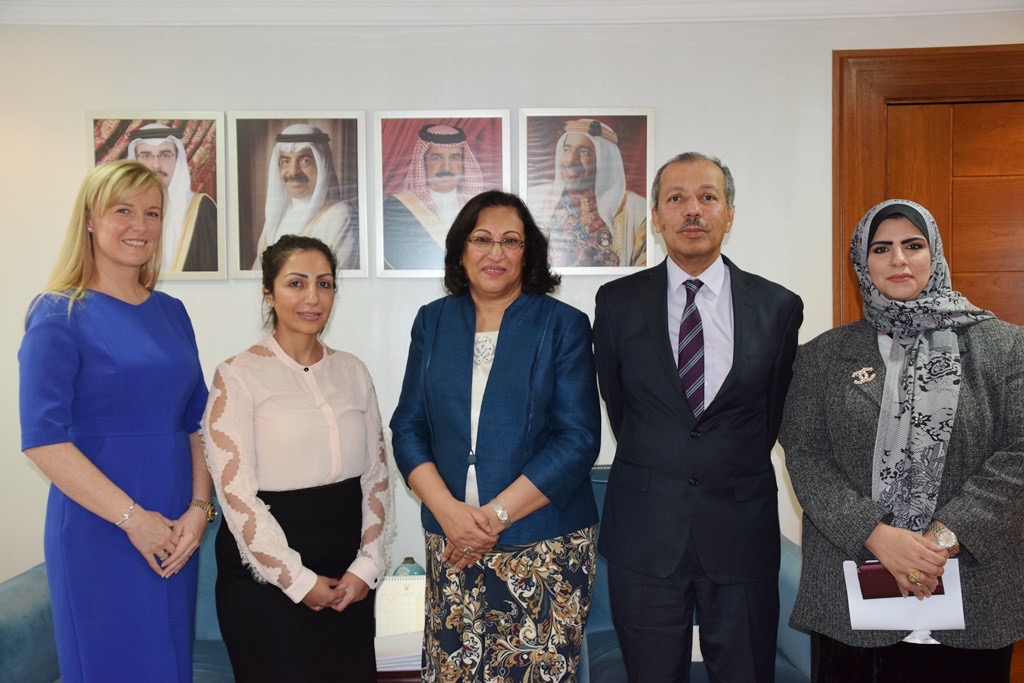 وزيرة الصحة تستقبل جمعية البحرين لمكافحة سرطان الثدي Think Pink .. وتثني على المبادرات التي تساند القطاع الصحي وتخدم المجتمع البحريني وتحسن مستوى جودة الخدمات الصحية والعلاجية المقدمة للعديد من المرضى ..