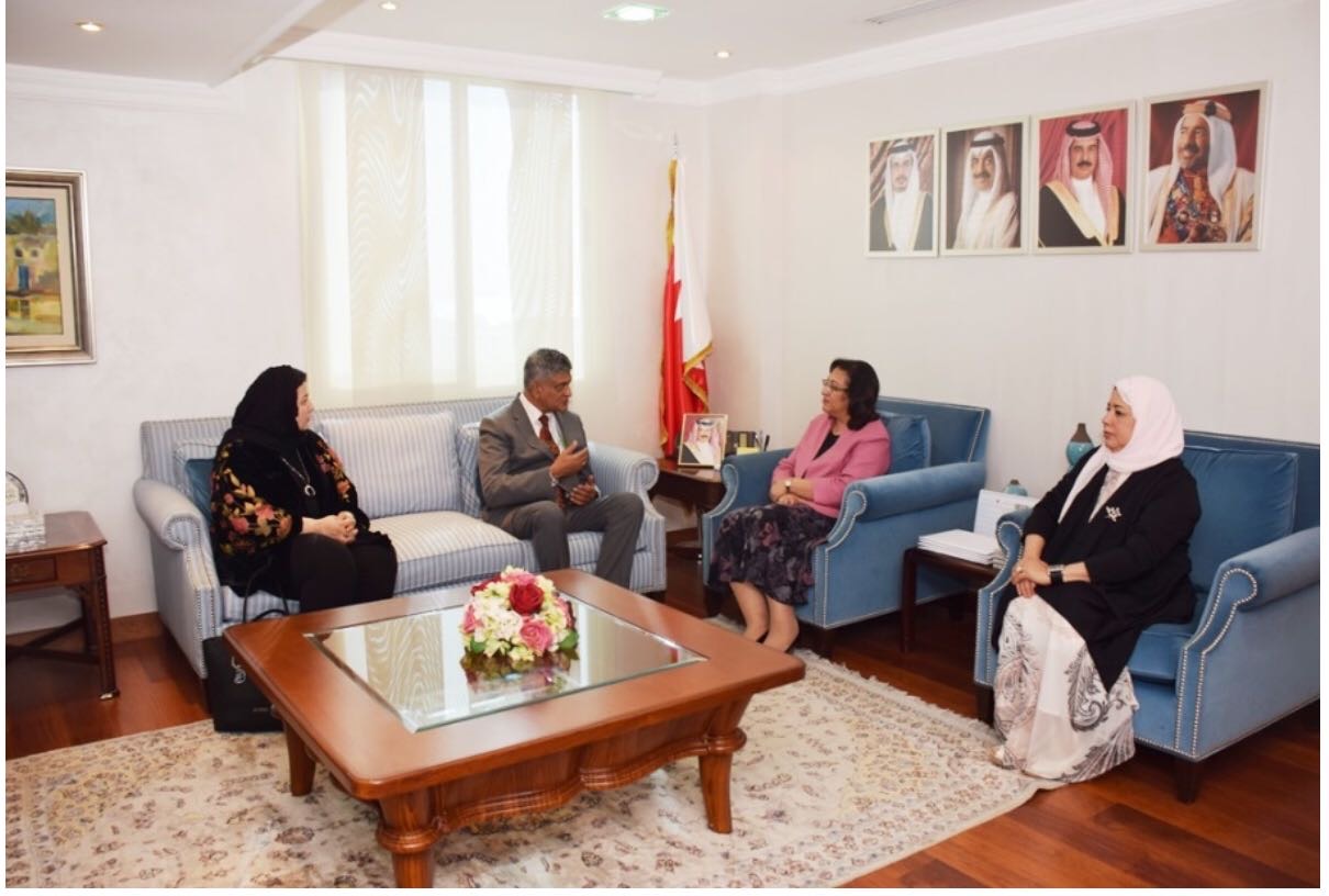 وزيرة الصحة "الصالح" تؤكد على أهمية زيارات الخبراء العالميين لتعزيز الخدمات المتعلقة بخدمات الطفولة والأمومة .. وتطوير الخطط والاستراتيجيات بما يتناسب مع الاحتياجات في مملكة البحرين ..