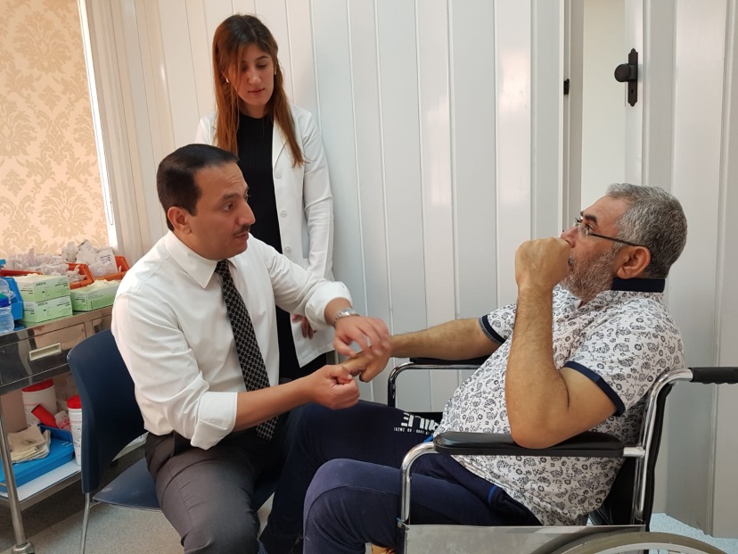 في إطار تنفيذ برنامج الطبيب الزائر الدكتور الهاشل يواصل تشخيص وعلاج لــ 34 حالة بدائرة العلوم العصبية في السلمانية