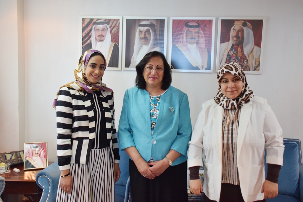 وزيرة الصحة تتسلم دراسة أولية حول سمنة المراهقين بالمملكة للباحثة الدكتورة أمينة جواد