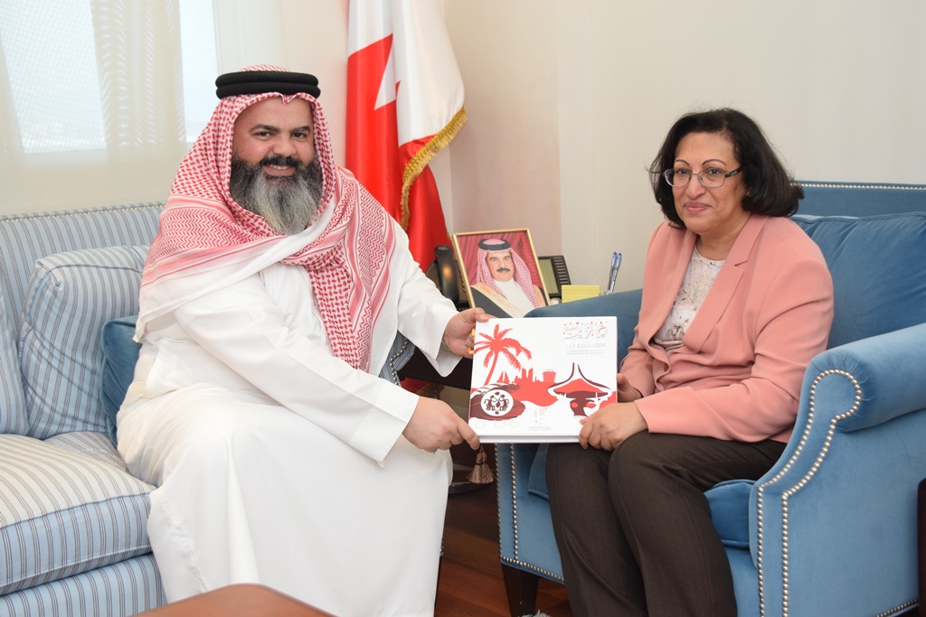 سعادة وزيرة الصحة تتسلم نسخة من كتاب الدكتور فهد الشهابي " أدب الرحلات "مما رأيت"