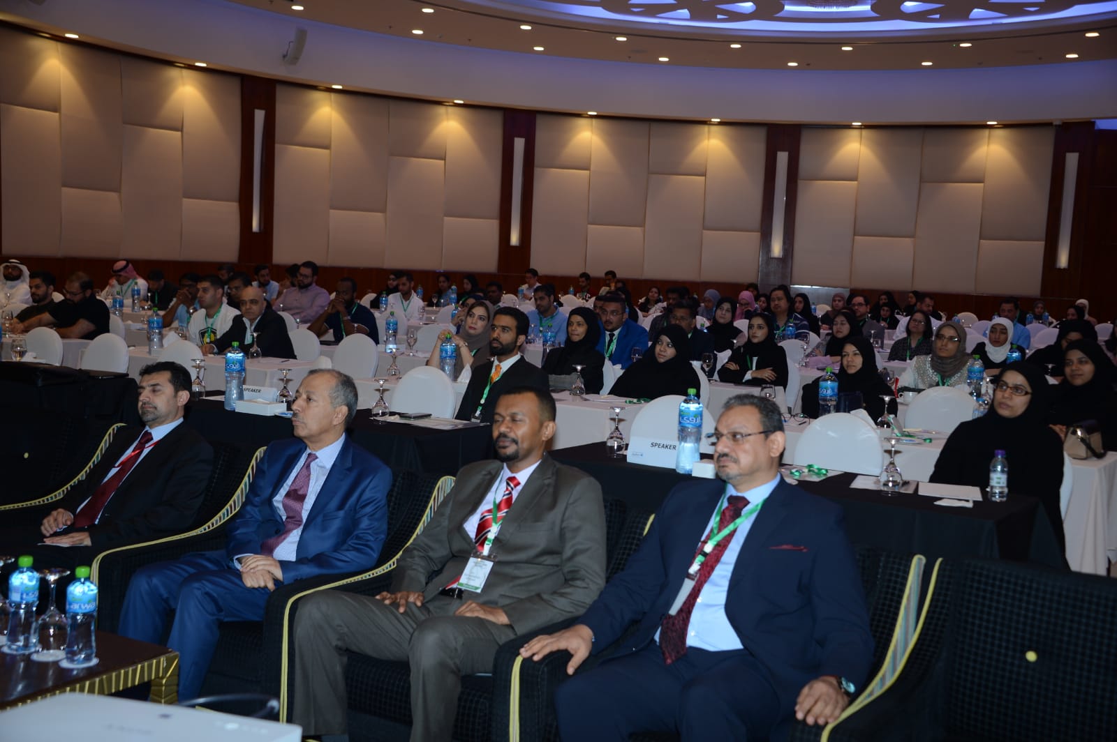 إنطلاق الندوة المتخصصة حول العمود الفقري تحت عنوان "التساؤلات الأكثر شيوعا" .. الدكتور "العوضي" يفتتح أعمال الندوة ويشيد بجهود الطاقم الطبي في تطوير طب العظام بما يحقق رعاية صحية أفضل لمرضى العظام ..