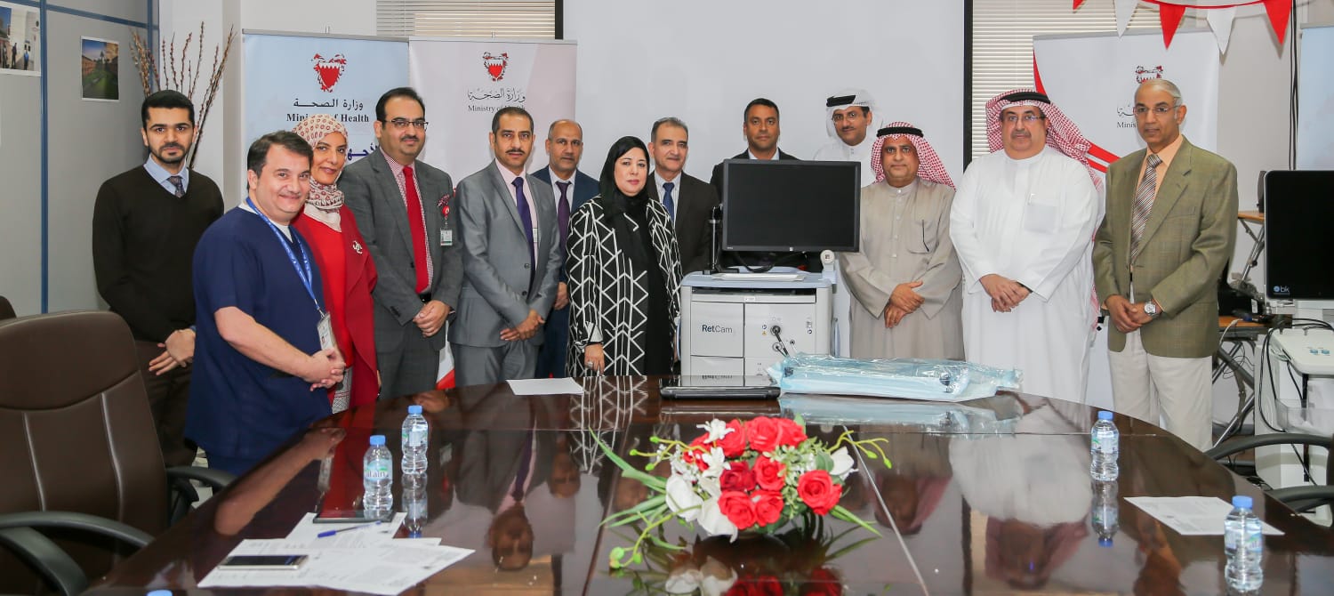 الصحة تتسلم جهازاً متطوراً لتصوير شبكية العين من الشركة المتحدة للتأمين