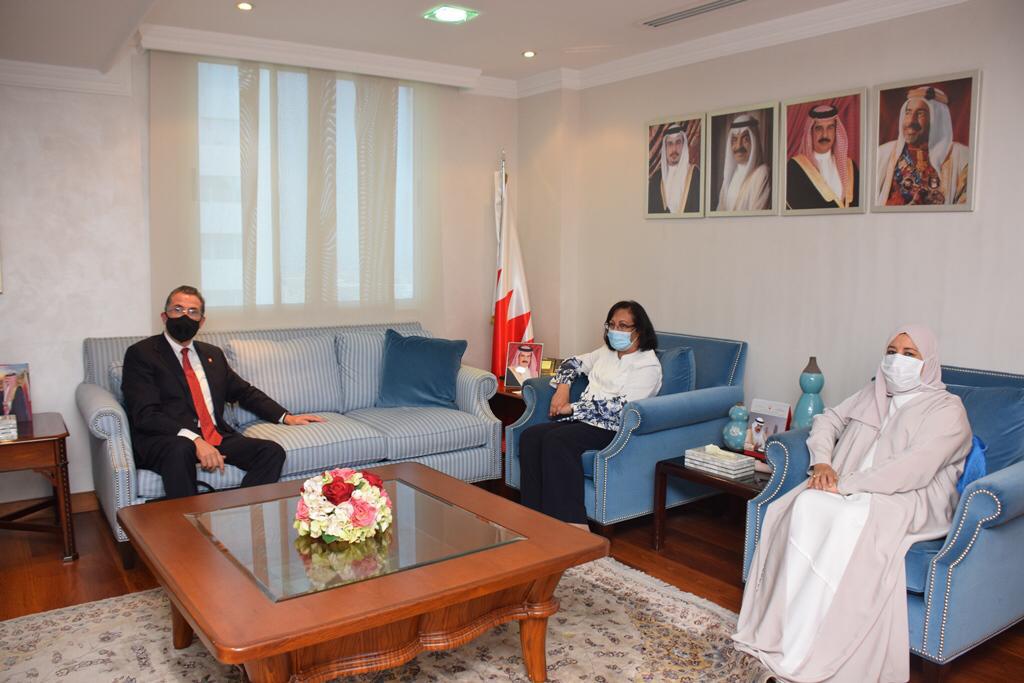 الوزيرة "الصالح" تستقبل القنصل العام السويسري لدى مملكة البحرين وتشيد بمستوى التعاون المشترك في الجانب الصحي بين البلدين الصديقين ..