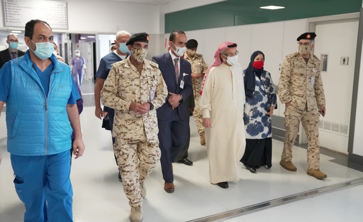 رئيس المجلس الأعلى للصحة يدشن مركز التطعيم في مستشفى الملك حمد الجامعي