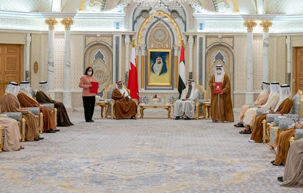 خلال مشاركتها في الزيارة الرسمية لسمو ولي العهد رئيس مجلس الوزراء إلى دولة الإمارات العربية المتحدة وزيرة الصحة "الصالح" تشيد بتوقيع مذكرة تفاهم للتعاون في المجالات الصحية والمخزون الطبي بين البلدين