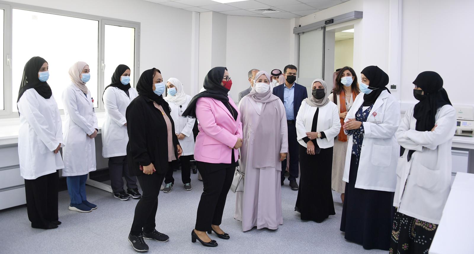 خلال جولتها التفقدية بإدارة الصحة العامة - وزيرة الصحة: مملكة البحرين مستمرة في تعزيز دعائم القطاع الصحي ليكون أكثر استدامة ومرونة