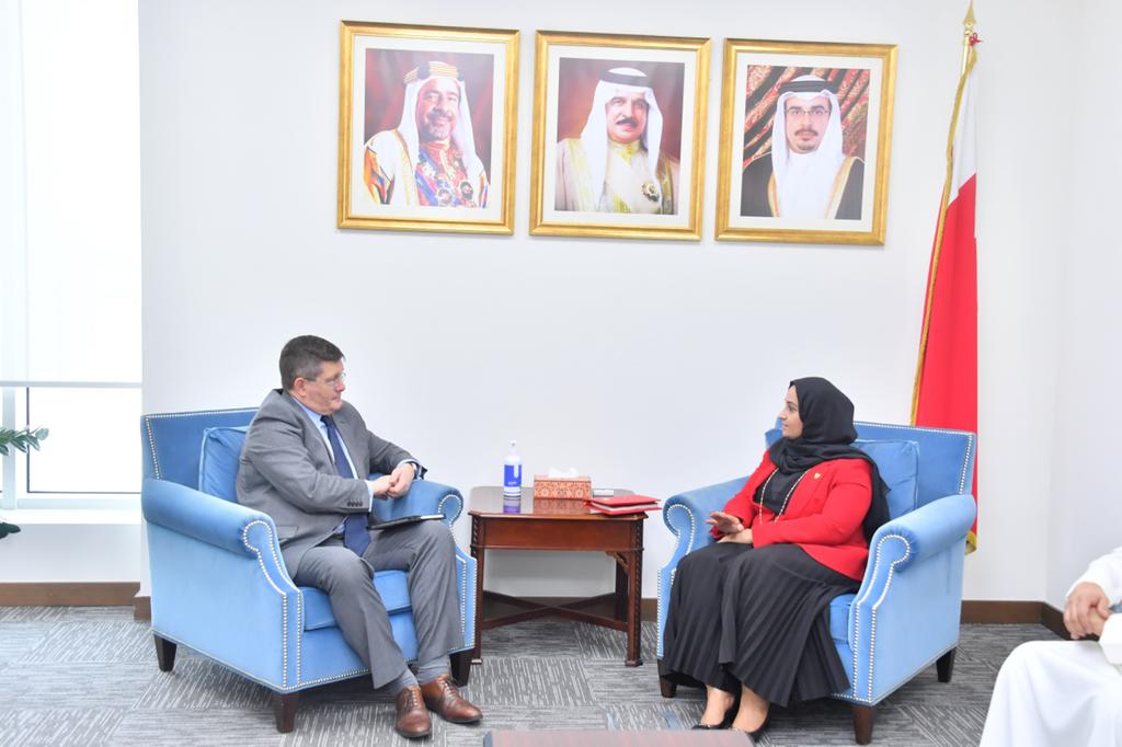 خلال استقبالها سفير المملكة المتحدة لدى المملكة -  وزيرة الصحة تبحث تعزيز مجالات التعاون الصحي بين مملكة البحرين والمملكة المتحدة