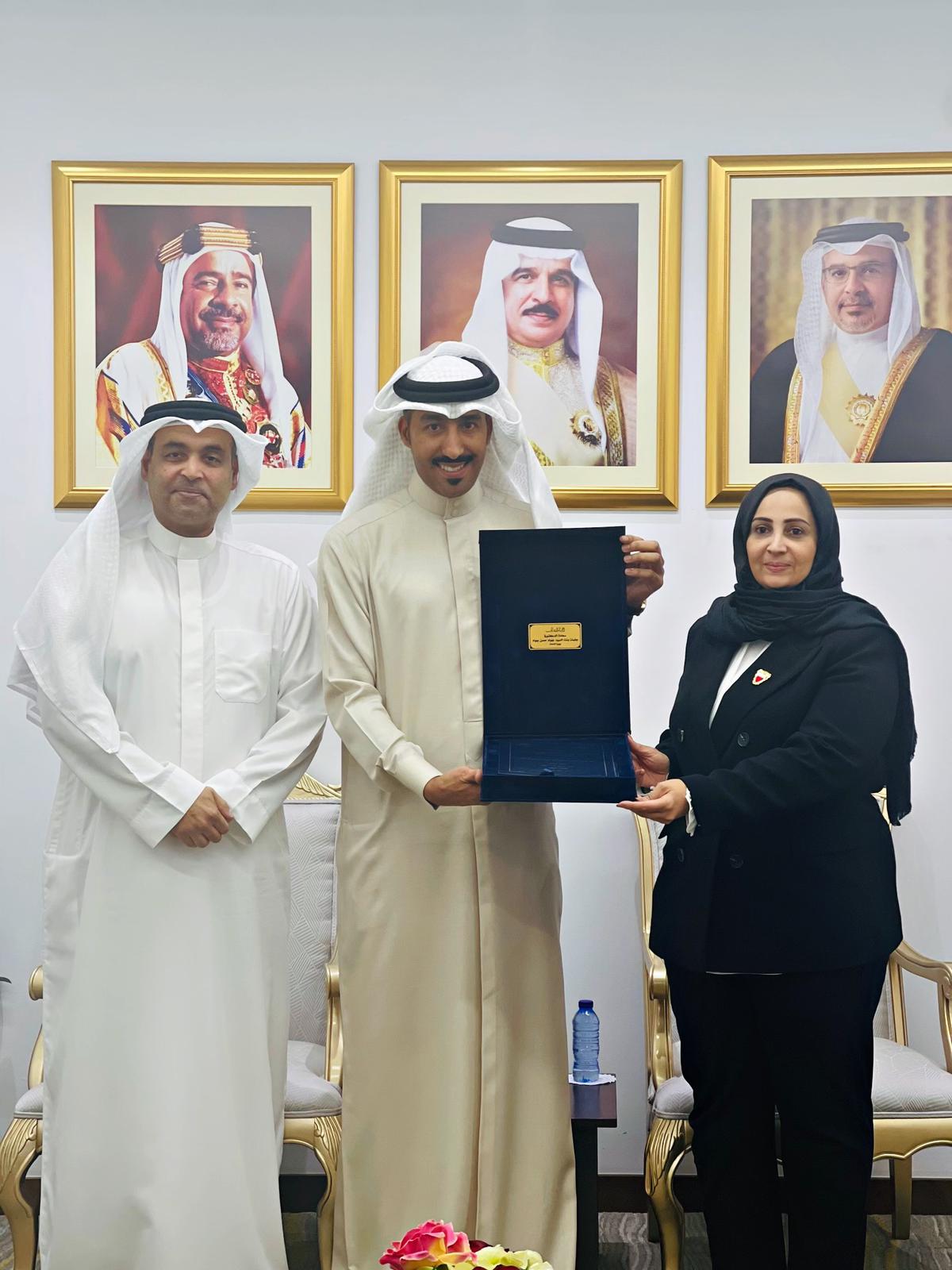 لدى استقبالها الموظف كمال جمال كمال لحصوله على الماجستير وزيرة الصحة تؤكّد على دور الكفاءات الوطنية في إبراز نجاحات المملكة الرائدة بمختلف المجالات وشتى القطاعات
