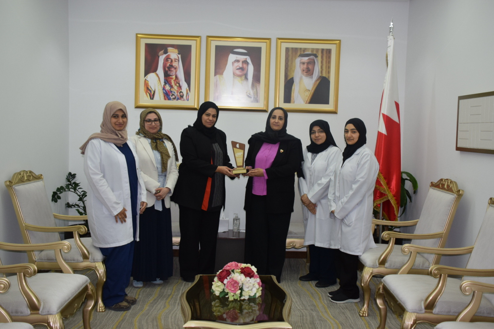 وزيرة الصحة تستقبل فريق المركز الوطني للإنفلونزا بمملكة البحرين بمناسبة حصوله على جائزة منظمة الصحة العالمية لإقليم شرق المتوسط