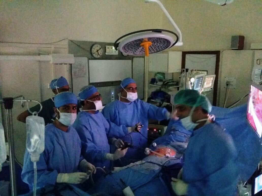 الأولى من نوعها في مجمع السلمانية الطبي - استئصال ورم متوسط الحجم من كلى مريضة باستخدام المنظار كلياً